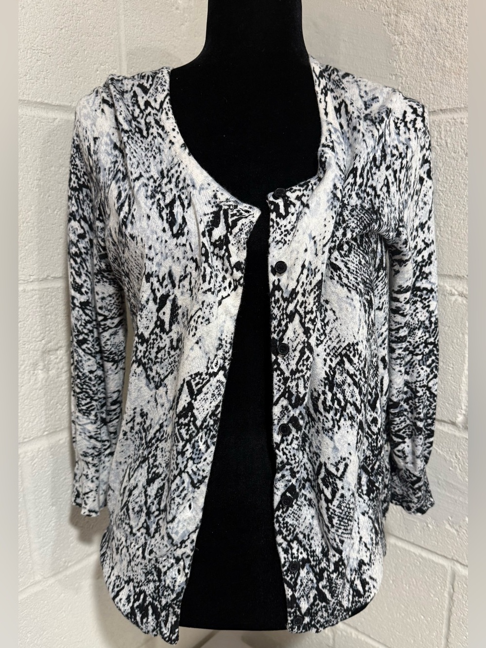 Dana Buchman Black White Snakeskin Print Button Front Knit Cardigan L - Picture 3 of 6